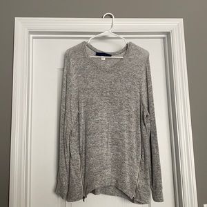 Francesca’s Long Sleeve Light Sweater Top